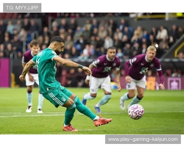 英超曼城短传组合如同流水，门前机会接踵而至